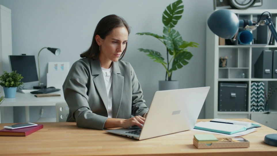 Dirigeante de petites entreprise travaillant sur le développement de son activité